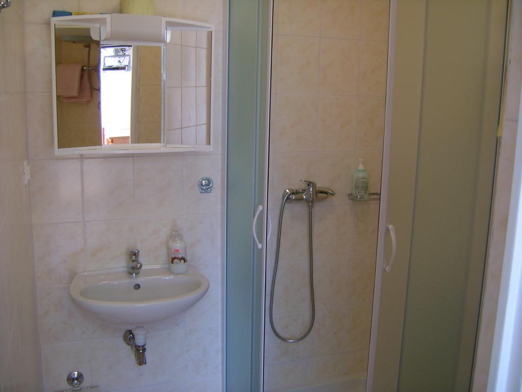 Apartment For Holidays In Pula Room photo
