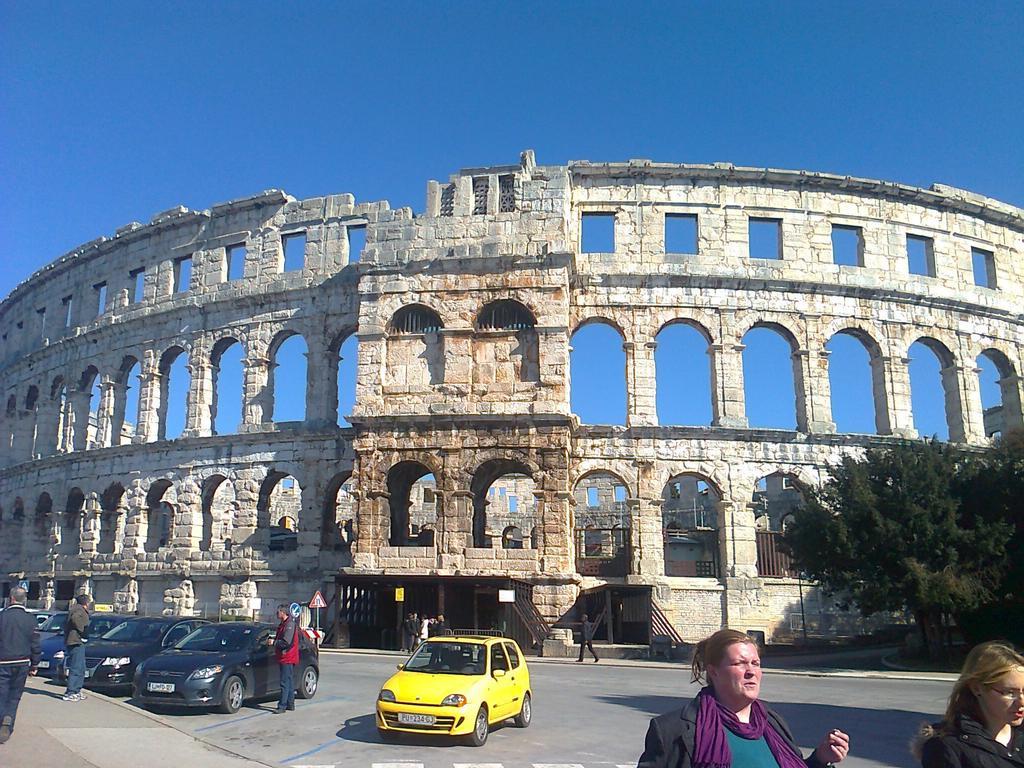 Apartment For Holidays In Pula Room photo