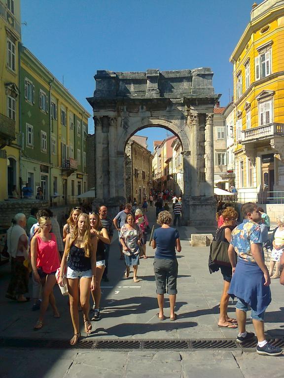 Apartment For Holidays In Pula Room photo