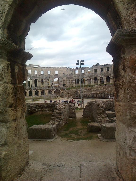 Apartment For Holidays In Pula Room photo
