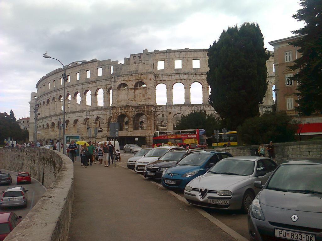 Apartment For Holidays In Pula Room photo